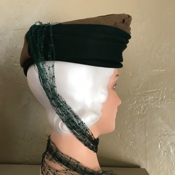 DISTINGUISHED 1940s TAUPE & GREEN FELT TURBAN WITH LONG GREEN VEILING - Picture 6 of 14